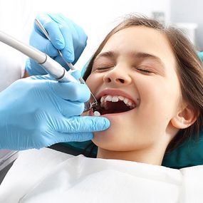 Clínica Dental Gonzalo Ayllon Gallardo niña en ortodoncia