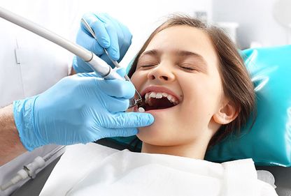 Clínica Dental Gonzalo Ayllon Gallardo niña en ortodoncia