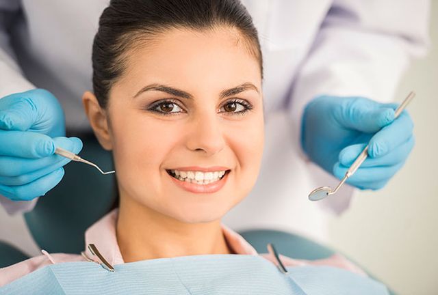 Clínica Dental Gonzalo Ayllon Gallardo mujer siendo revisada por odontologo